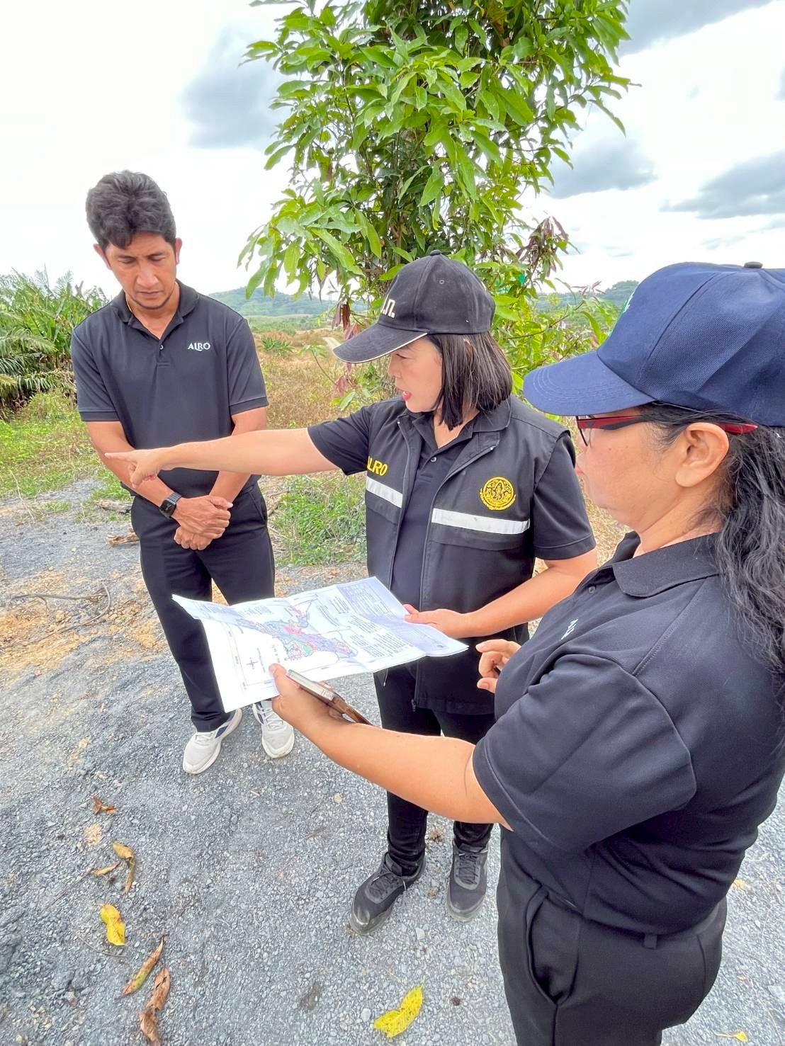 title - ผู้ตรวจราชการ ส.ป.ก. ประชุมติดตามผลการดำเนินงานตามแผนการตรวจราชการ ของ ส.ป.ก. ประจำปีงบประมาณ พ.ศ. 2569 รอบที่ 1 พร้อมลงพื้นที่มอบกิ่งพันธุ์โกโก้คุณภาพดีจำนวน 3,000 ต้น ณ จังหวัดชุมพร